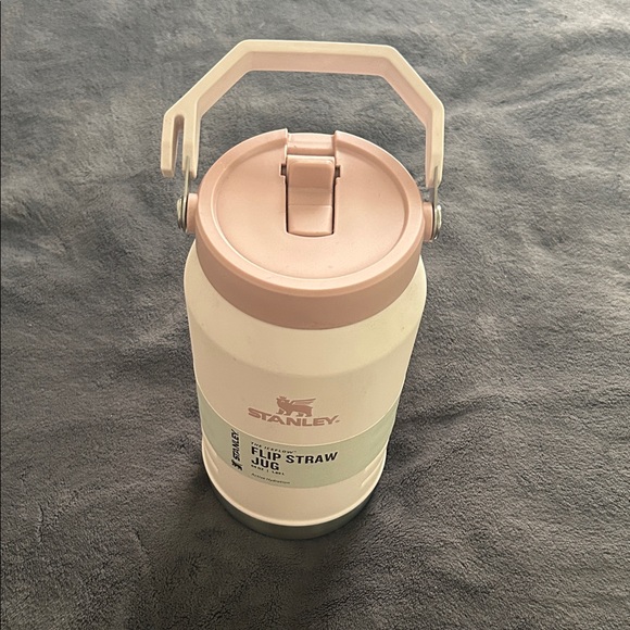 Stanley Cream and Silver Flip Straw Jug - Picture 5 of 5